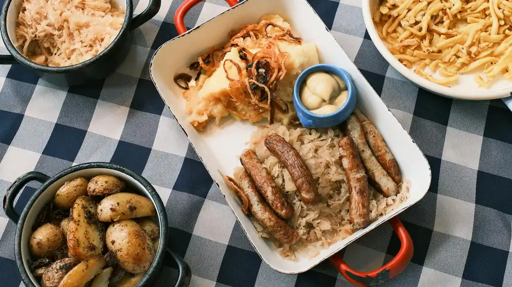 Bigos polaco con chucrut, costillas de cerdo, salchicha y setas servido caliente